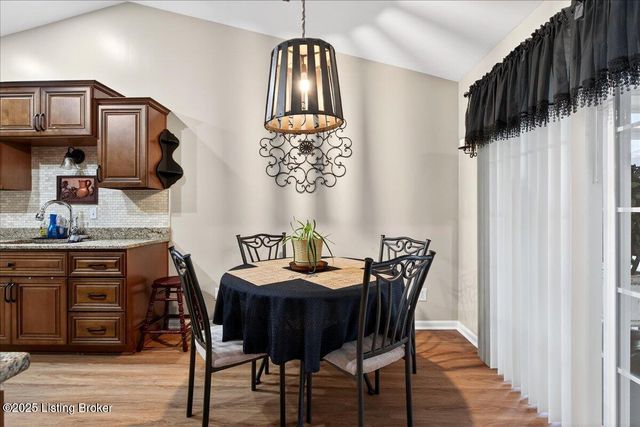 6400 Rivers End Dr, Louisville, KY 40258