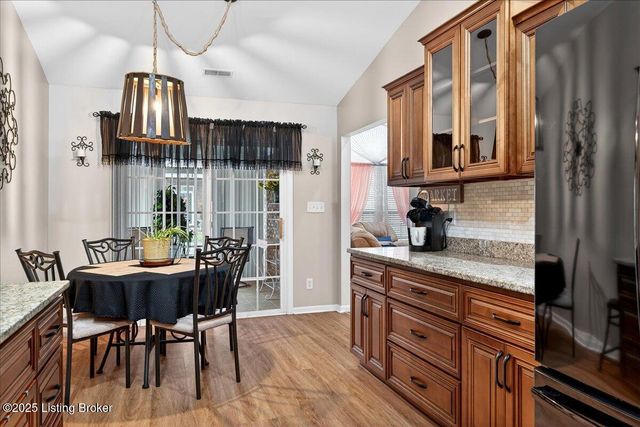 6400 Rivers End Dr, Louisville, KY 40258