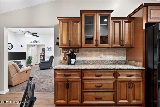 6400 Rivers End Dr, Louisville, KY 40258