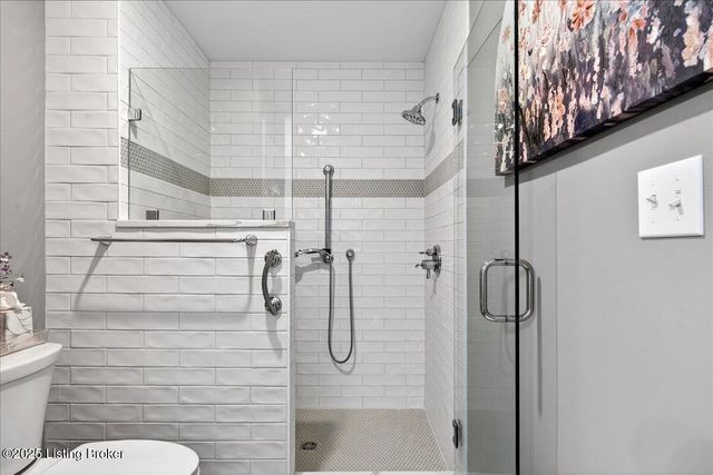 6400 Rivers End Dr, Louisville, KY 40258