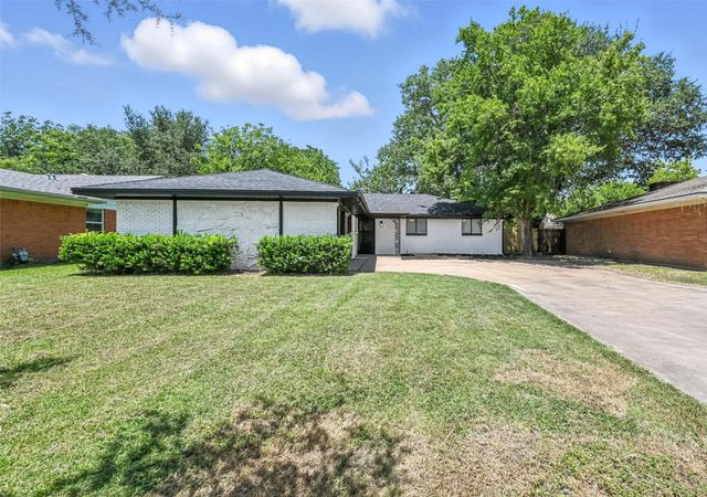 214 W Dorris Drive, Grand Prairie, TX 75051