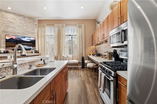 4652 Don Lorenzo B, Los Angeles, CA 90008