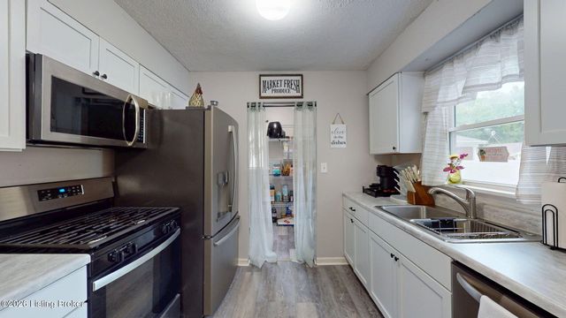 9741 Mason Ln, Fairdale, KY 40118