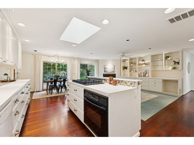 7050 Sw CHAPEL Ln, Portland, OR 97223