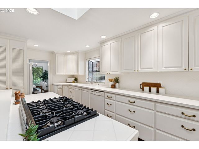 7050 Sw CHAPEL Ln, Portland, OR 97223