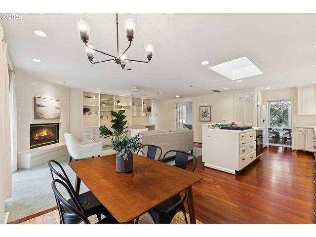7050 Sw CHAPEL Ln, Portland, OR 97223