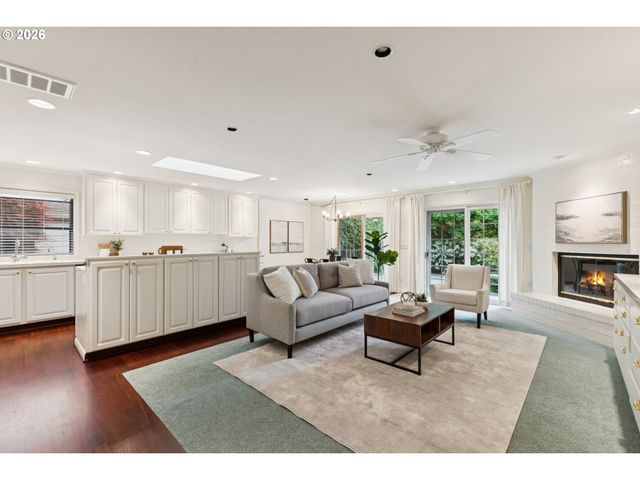 7050 Sw CHAPEL Ln, Portland, OR 97223
