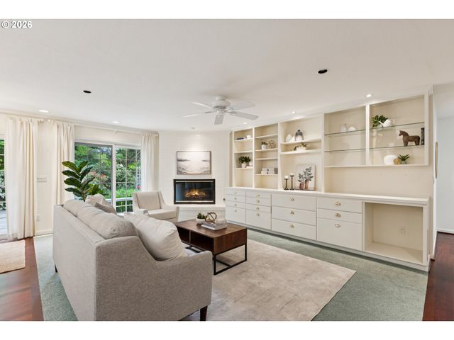7050 Sw CHAPEL Ln, Portland, OR 97223