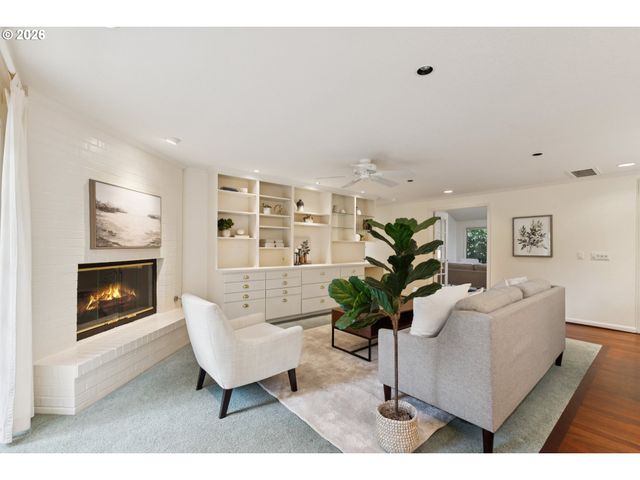 7050 Sw CHAPEL Ln, Portland, OR 97223