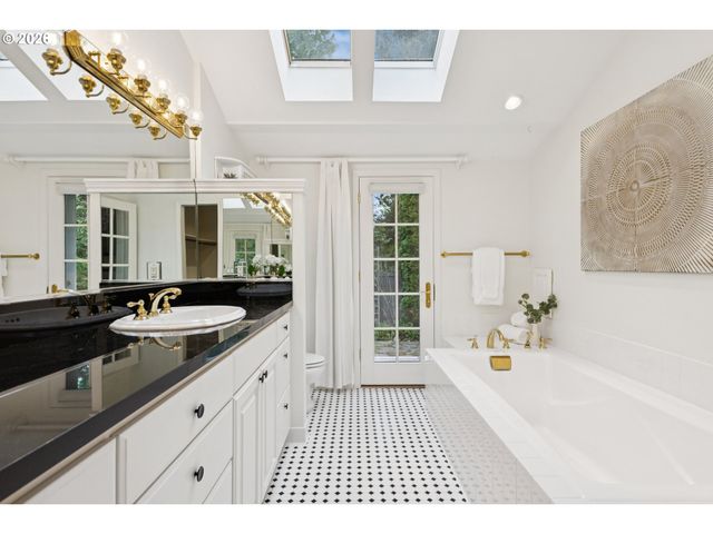 7050 Sw CHAPEL Ln, Portland, OR 97223