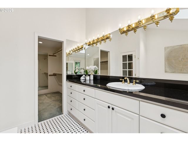 7050 Sw CHAPEL Ln, Portland, OR 97223