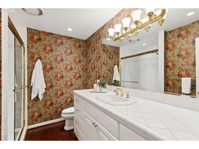 7050 Sw CHAPEL Ln, Portland, OR 97223