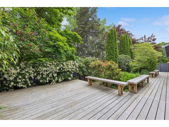 7050 Sw CHAPEL Ln, Portland, OR 97223
