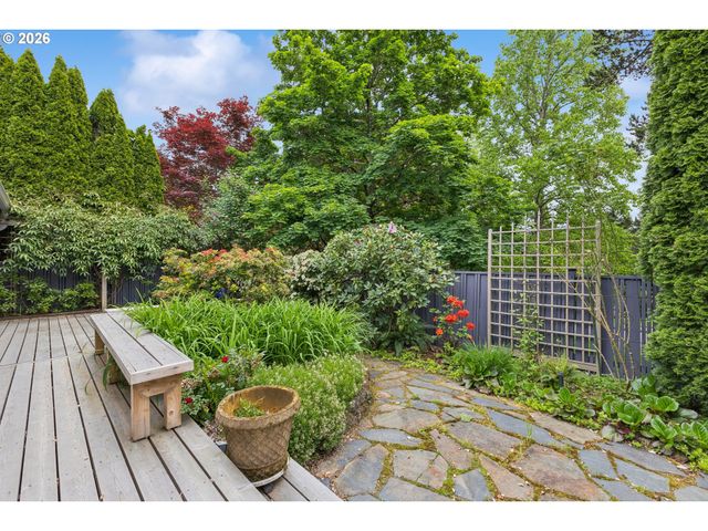 7050 Sw CHAPEL Ln, Portland, OR 97223