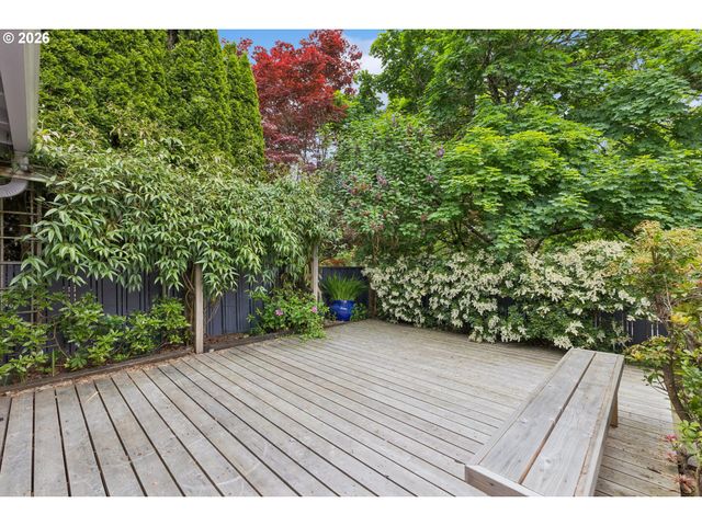 7050 Sw CHAPEL Ln, Portland, OR 97223