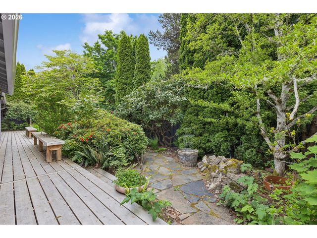 7050 Sw CHAPEL Ln, Portland, OR 97223