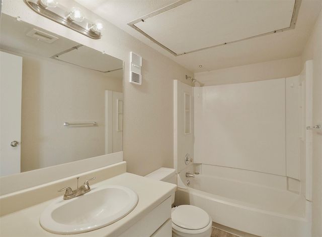 12905 Woodforest Bl 704, Houston, TX 77015