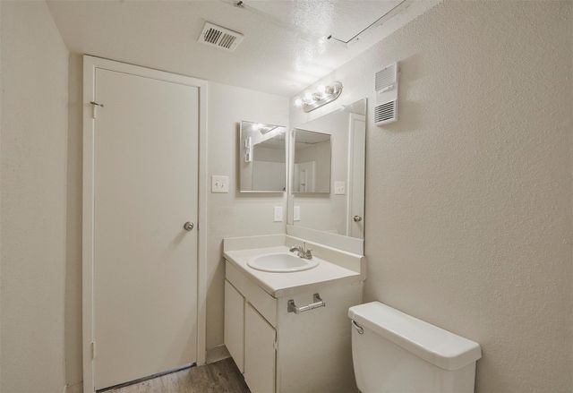 12905 Woodforest Bl 704, Houston, TX 77015