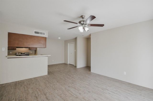 12905 Woodforest Bl 704, Houston, TX 77015