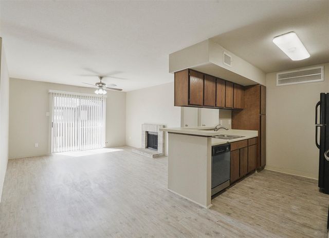 12905 Woodforest Bl 704, Houston, TX 77015