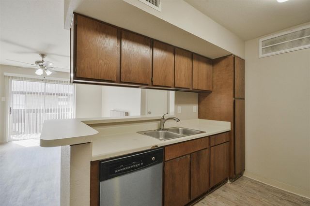 12905 Woodforest Bl 704, Houston, TX 77015