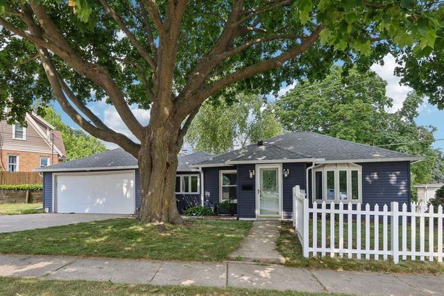 210 Prospect AVENUE, Pewaukee, WI 53072