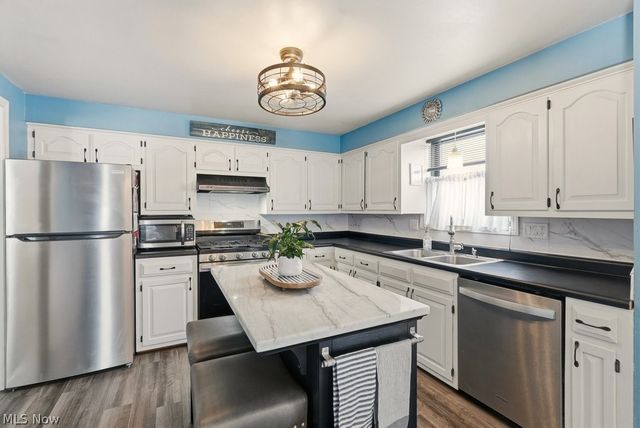 2190 Waterbury Drive, Uniontown, OH 44685