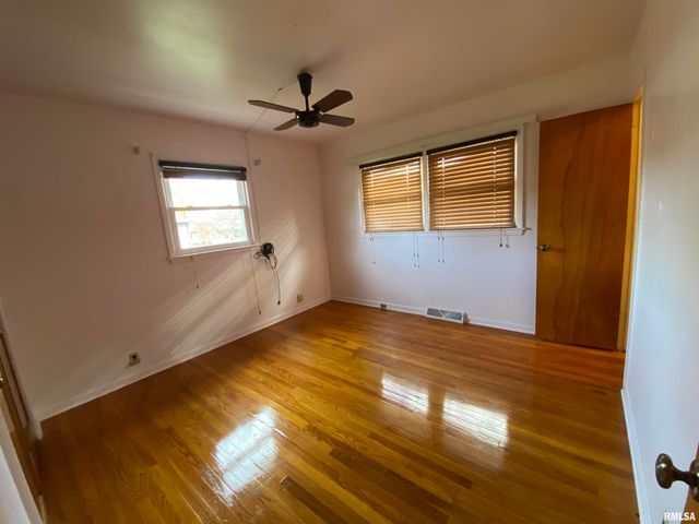 166 PARK PLAZA Drive, Canton, IL 61520