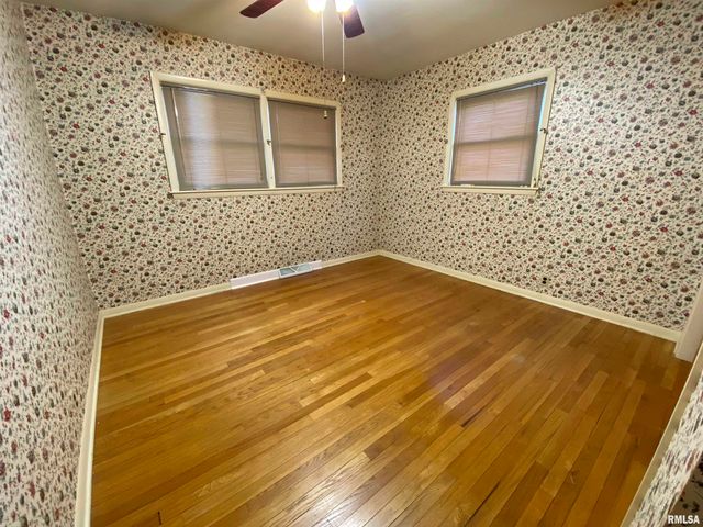 166 PARK PLAZA Drive, Canton, IL 61520