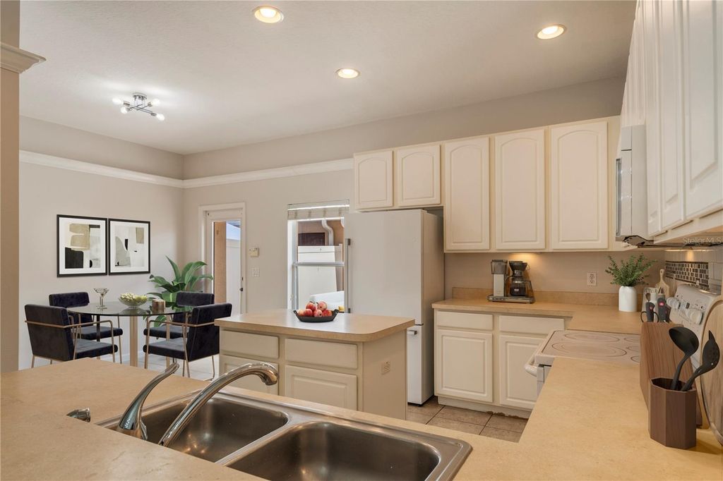 Image 13 of property listing at 9115 HUNTERS MILL DRIVE, Orlando, FL 32832