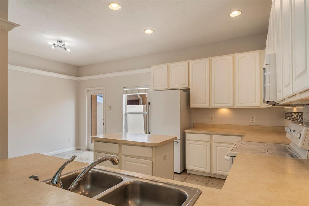 Image 14 of property listing at 9115 HUNTERS MILL DRIVE, Orlando, FL 32832