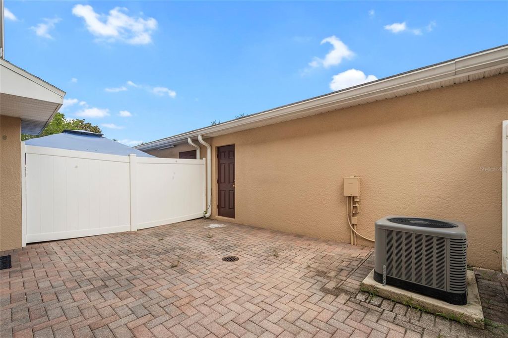 Image 41 of property listing at 9115 HUNTERS MILL DRIVE, Orlando, FL 32832
