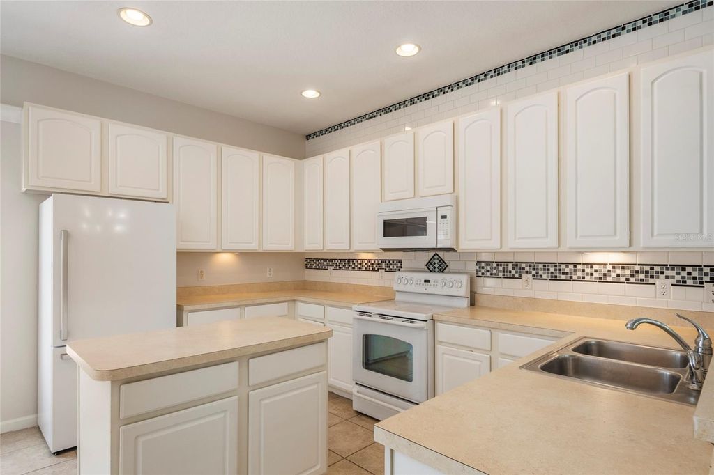 Image 7 of property listing at 9115 HUNTERS MILL DRIVE, Orlando, FL 32832
