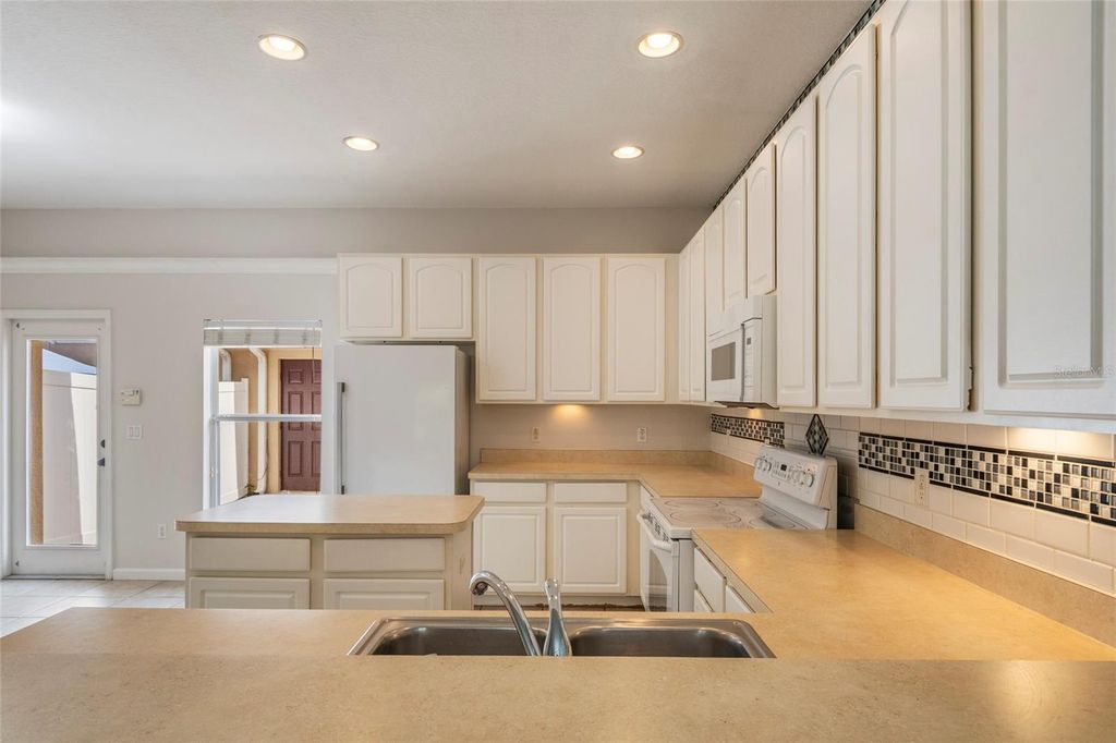 Image 8 of property listing at 9115 HUNTERS MILL DRIVE, Orlando, FL 32832