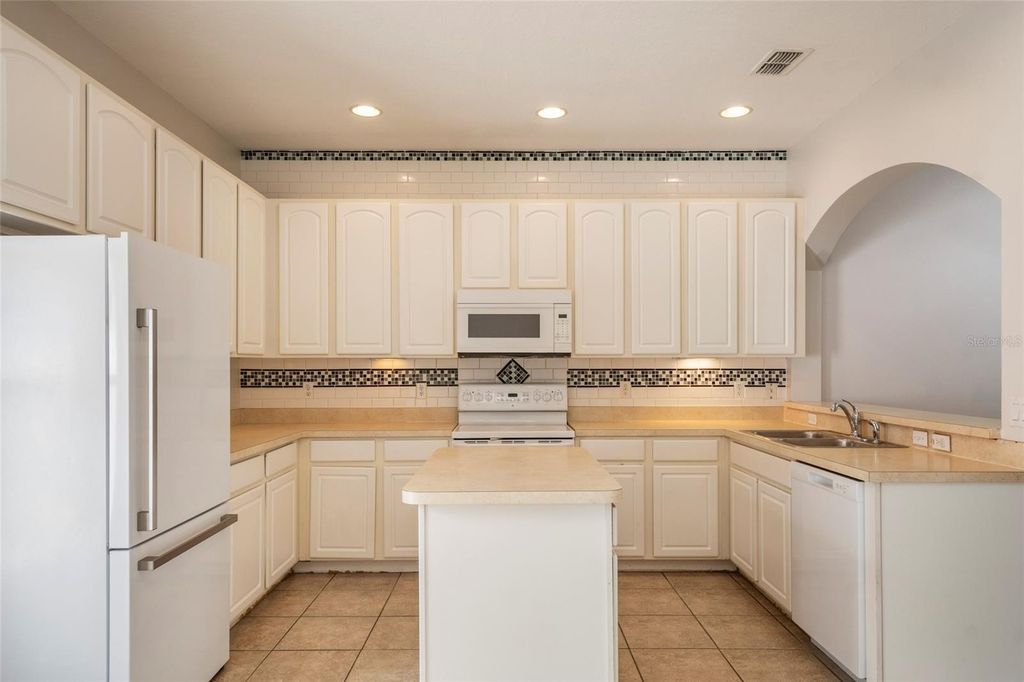Image 9 of property listing at 9115 HUNTERS MILL DRIVE, Orlando, FL 32832