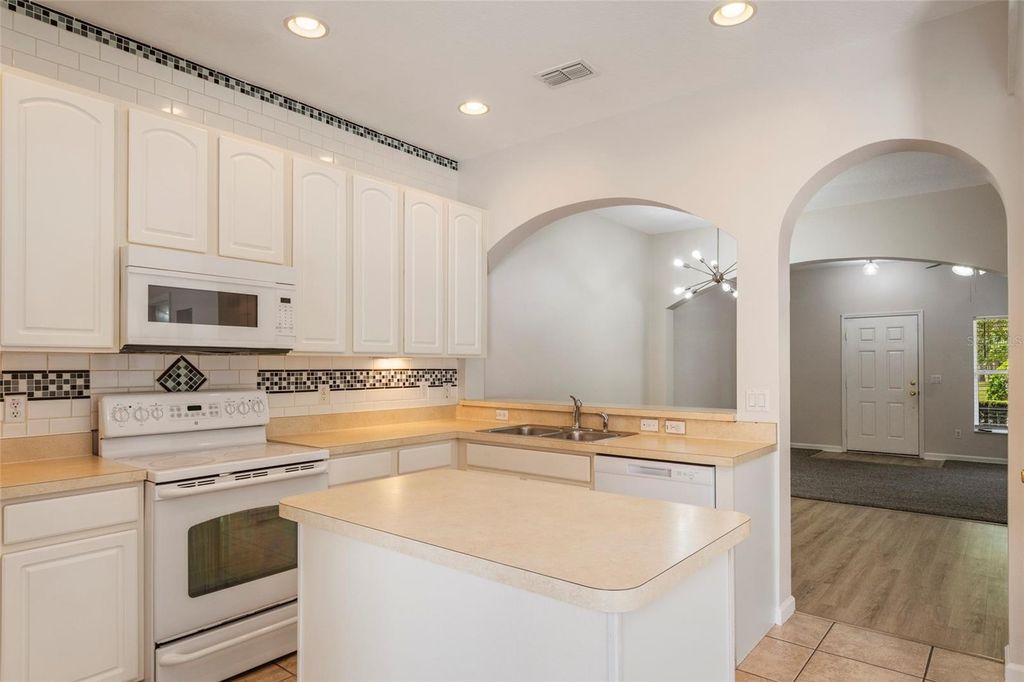 Image 10 of property listing at 9115 HUNTERS MILL DRIVE, Orlando, FL 32832