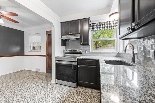 15093 White Avenue, Allen Park, MI 48101