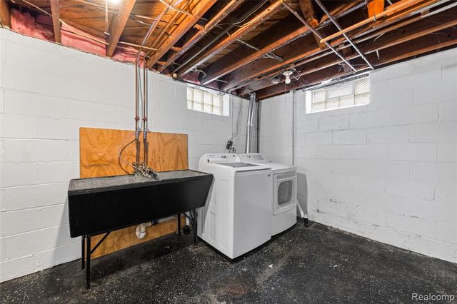 15093 White Avenue, Allen Park, MI 48101