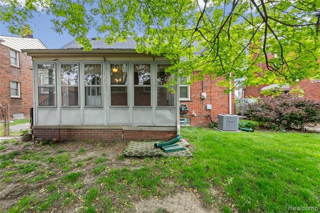 15093 White Avenue, Allen Park, MI 48101