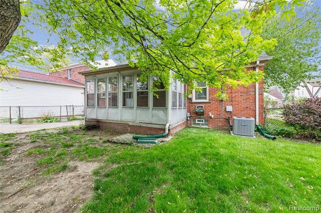15093 White Avenue, Allen Park, MI 48101