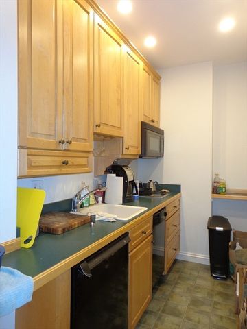 17 Centre St 2R, Cambridge, MA 02139
