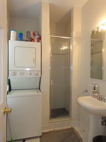 17 Centre St 2R, Cambridge, MA 02139