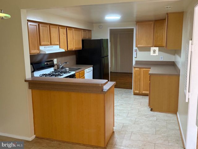 2366 SOFT WIND CT, Reston, VA 20191