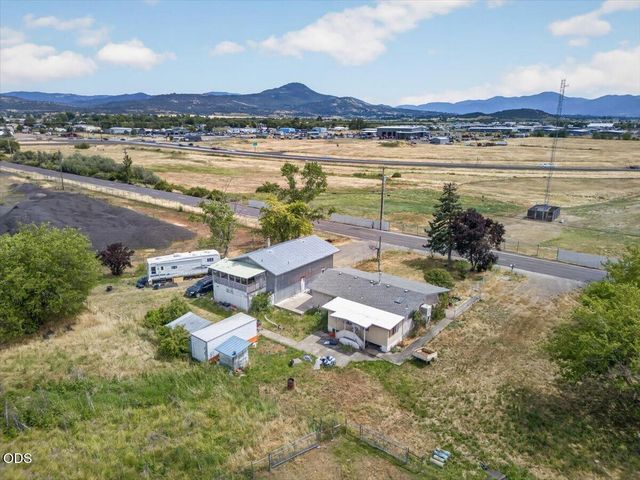 1745 E Gregory, Central Point, OR 97502