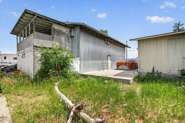 1745 E Gregory, Central Point, OR 97502