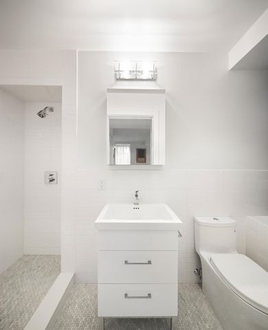 40 Stuyvesant St Apt 2, New York City, NY 10003