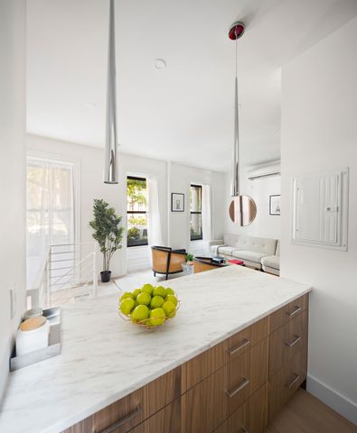 40 Stuyvesant St Apt 2, New York City, NY 10003