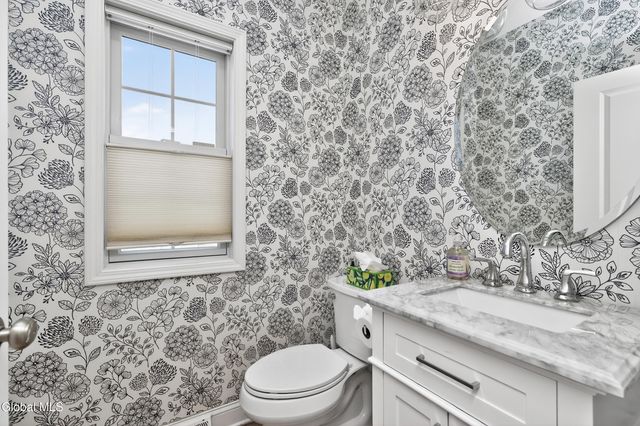 4 Matthews Court, Colonie, NY 12047