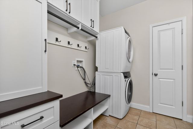 4 Matthews Court, Colonie, NY 12047