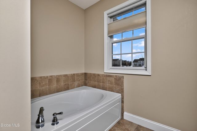 4 Matthews Court, Colonie, NY 12047